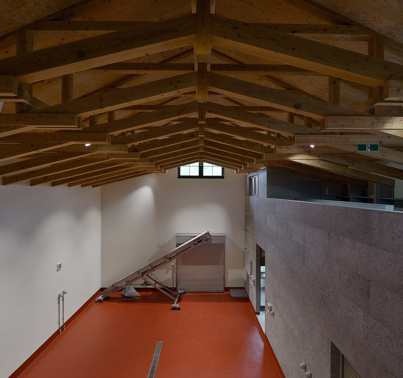 平川ワイナリー第2醸造所　内観