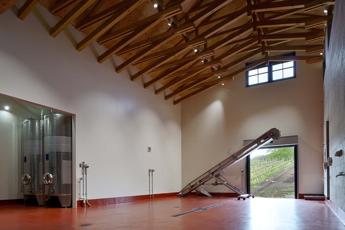 平川ワイナリー第2醸造所　内観