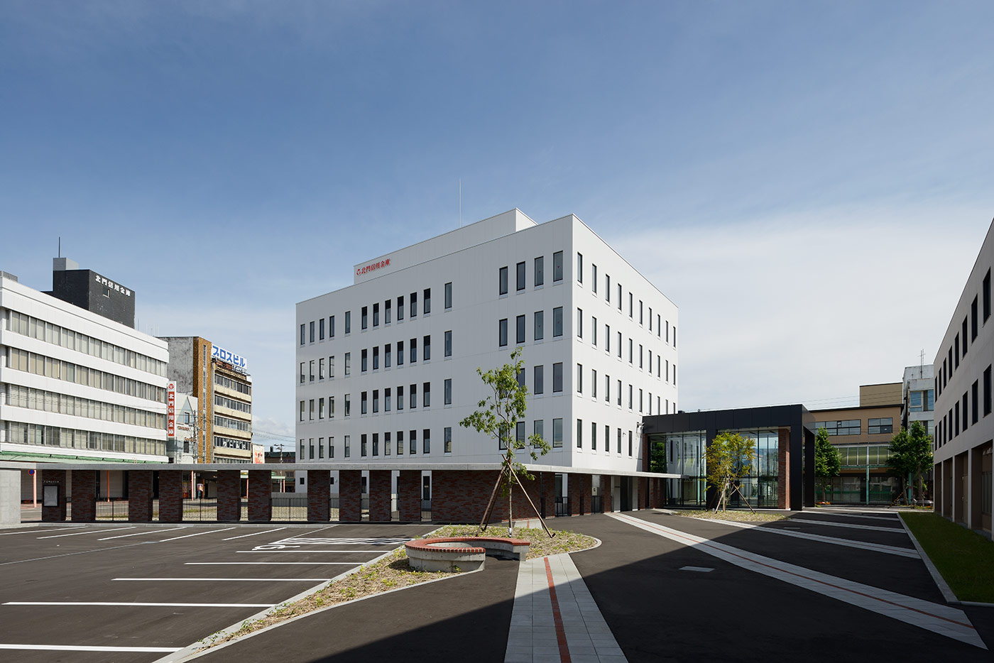 滝川市栄町3-3地区再開発事業 金融機関棟 北門信用金庫 本店の外観