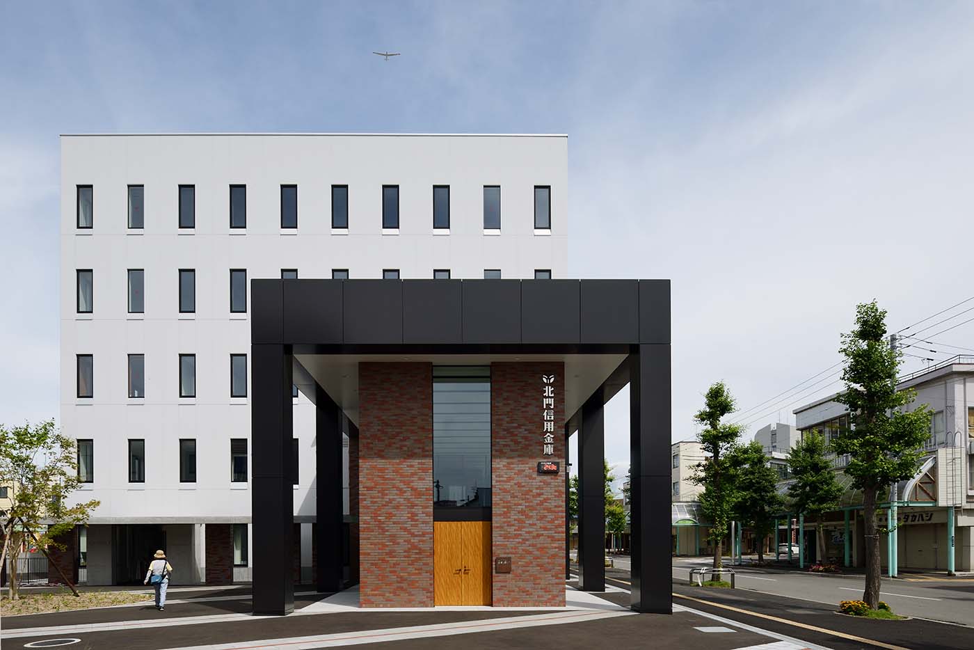 滝川市栄町3-3地区再開発事業 金融機関棟 北門信用金庫 本店の外観