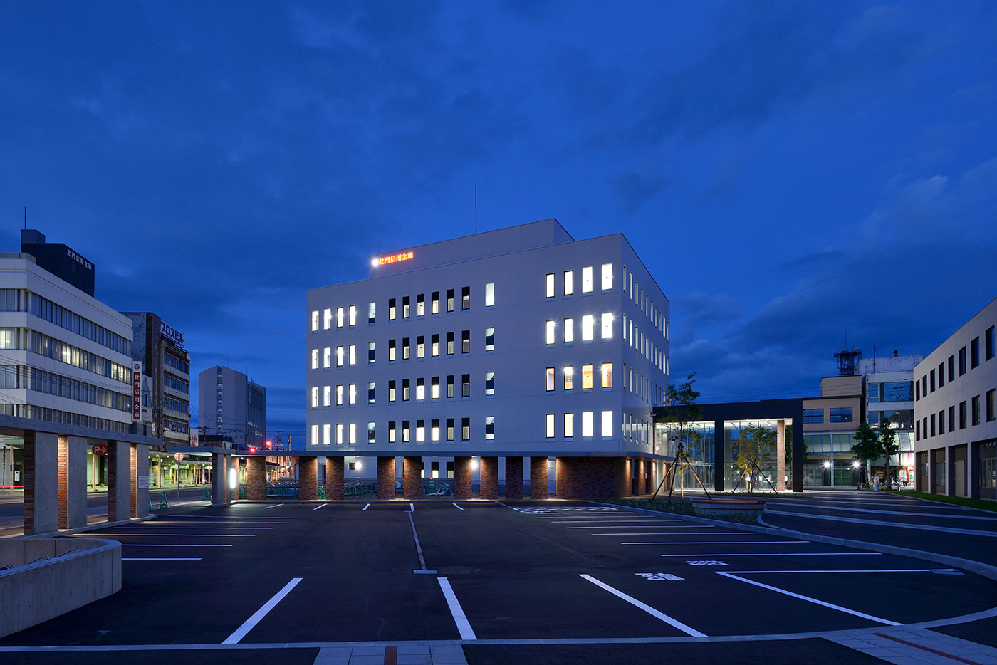 滝川市栄町3-3地区再開発事業 金融機関棟 北門信用金庫 本店の外観