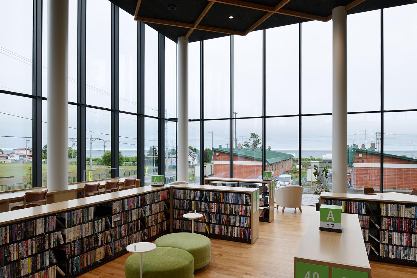 雄武町図書館の内観