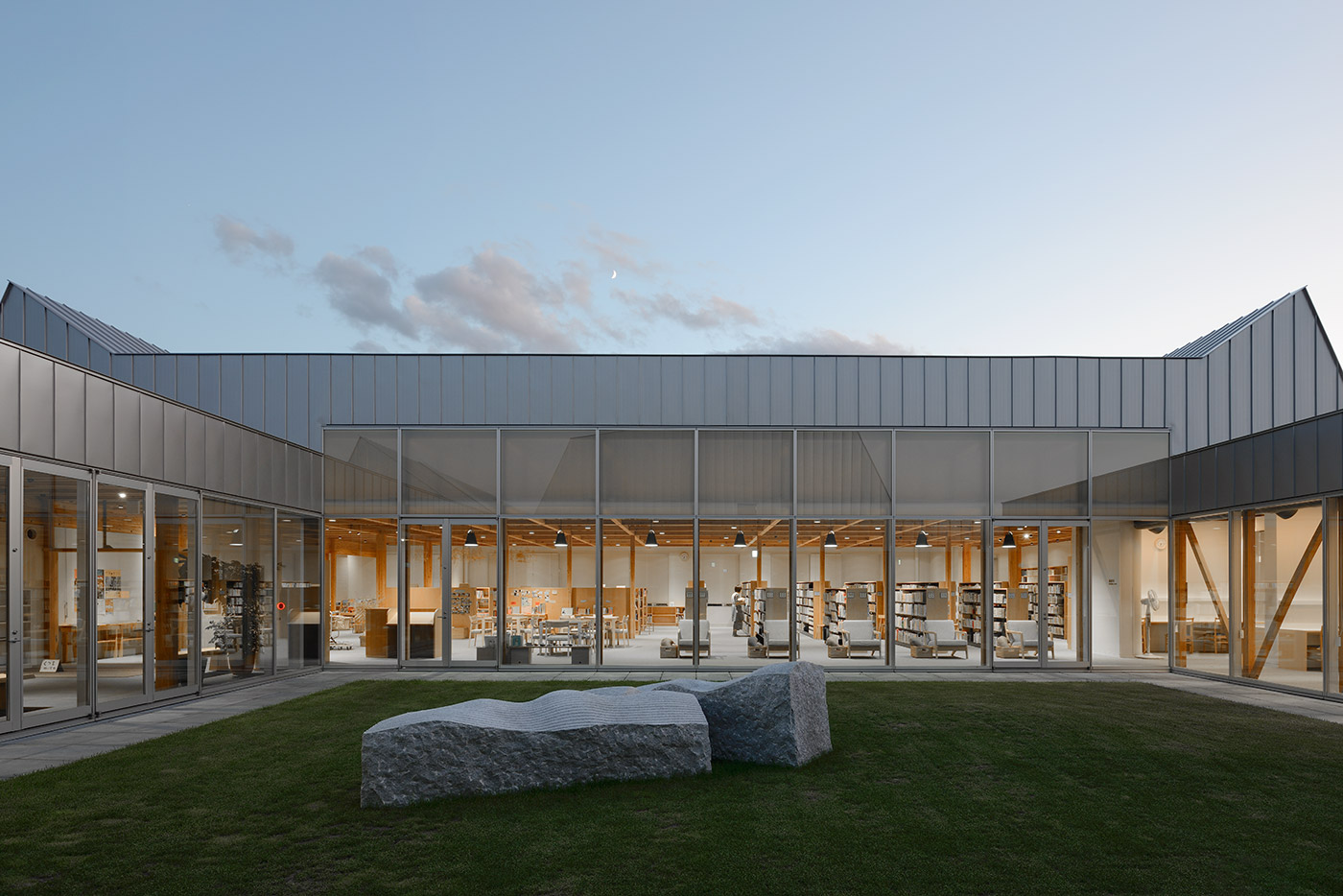 鷹栖地区住民センター中庭